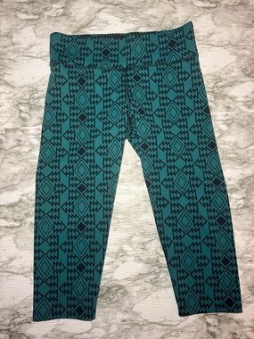 ⭐️ 3/20 Victoria's Secret Pink Yoga Women's S Capri Green Geometric Leggings
